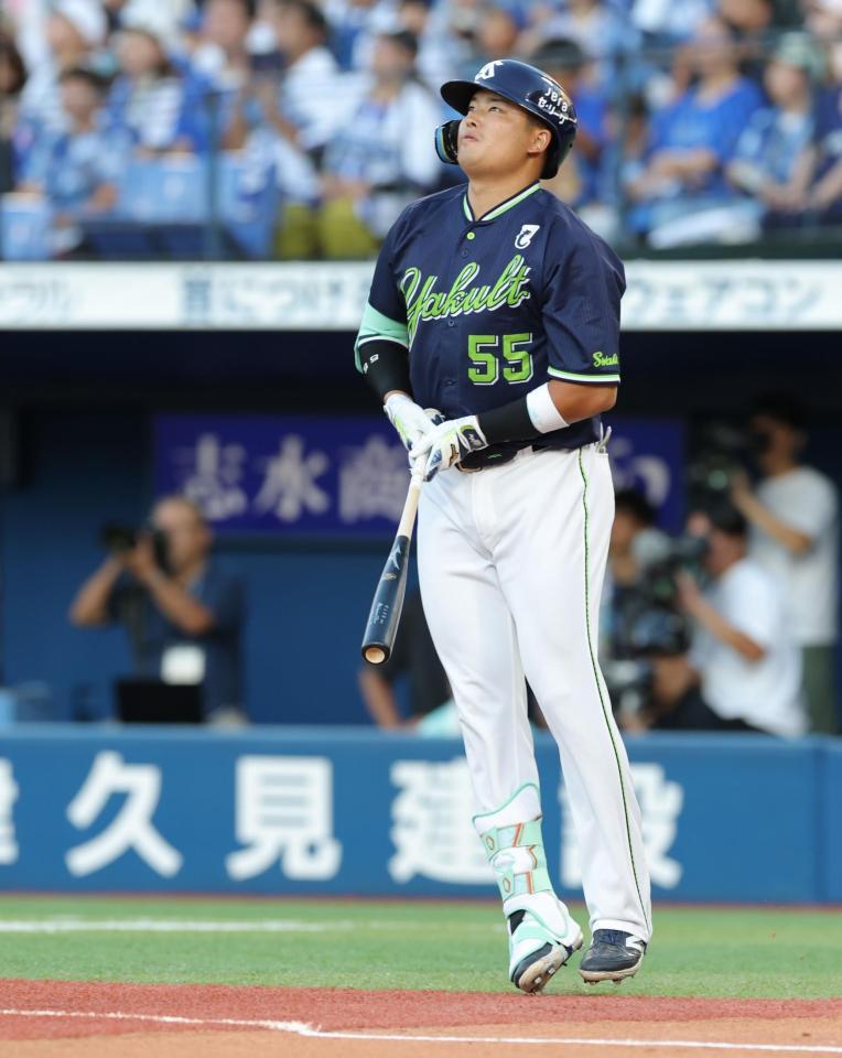 　２回、復帰後初となる先制２ランを放ち、ジャンプして打球を見る村上（撮影・西岡正）