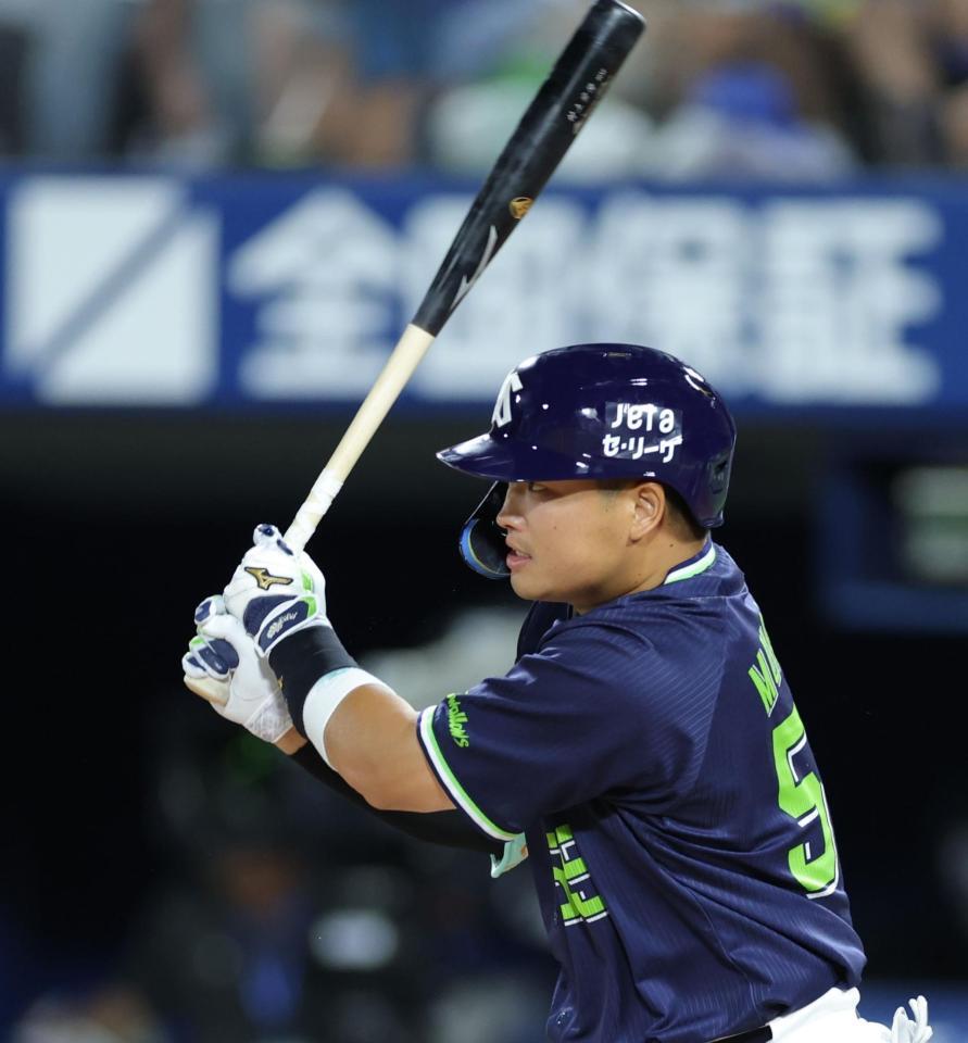 　８回、右前打を放つ村上（撮影・西岡正）