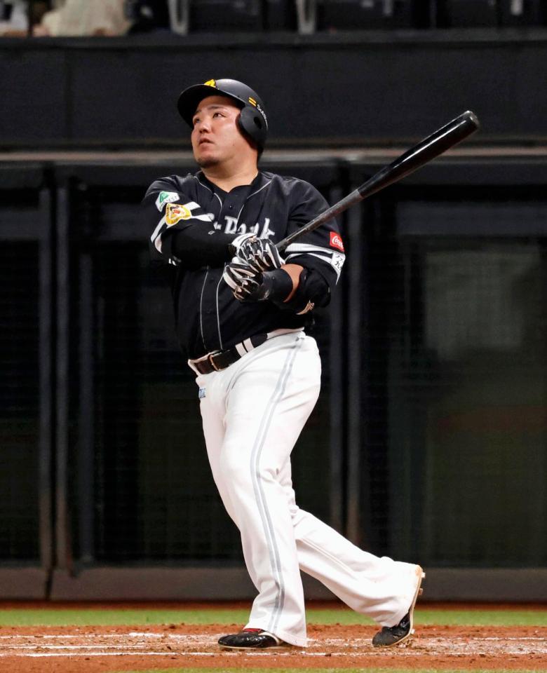 　４回、山川が左越えに３ランを放つ