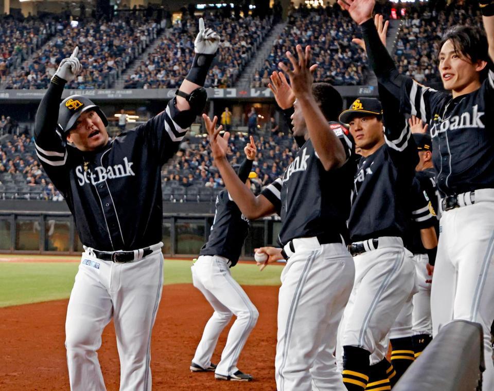 　４回、３ランを放ちナインとポーズをとる山川（左端）