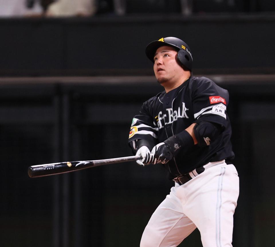 　４回、勝ち越し３ランを放つ山川（撮影・中島達哉）