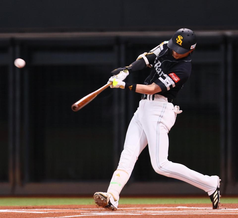 　１回、先頭打者本塁打を放つ周東（撮影・中島達哉）