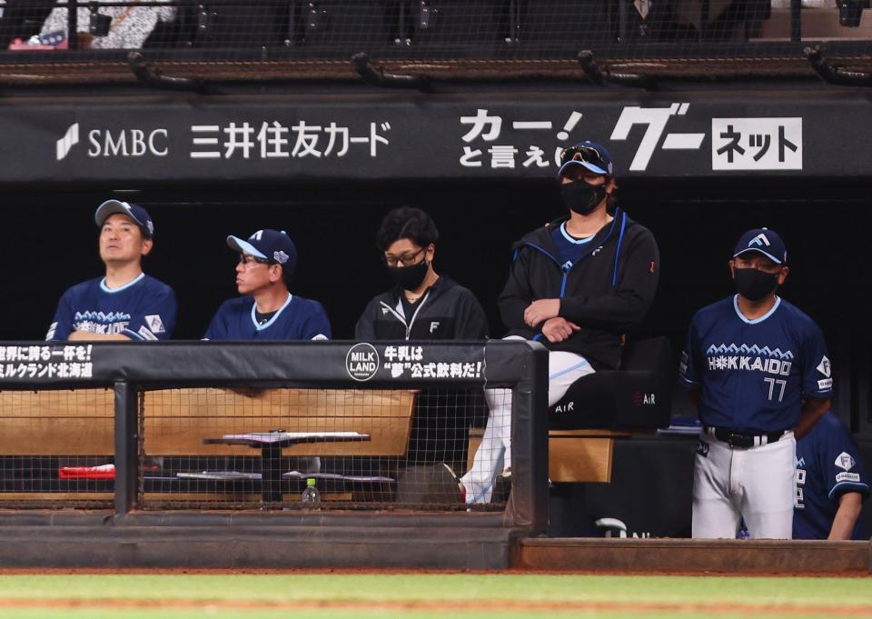 　９回、戦況を見つめる新庄監督（右から２人目）ら（撮影・中島達哉）