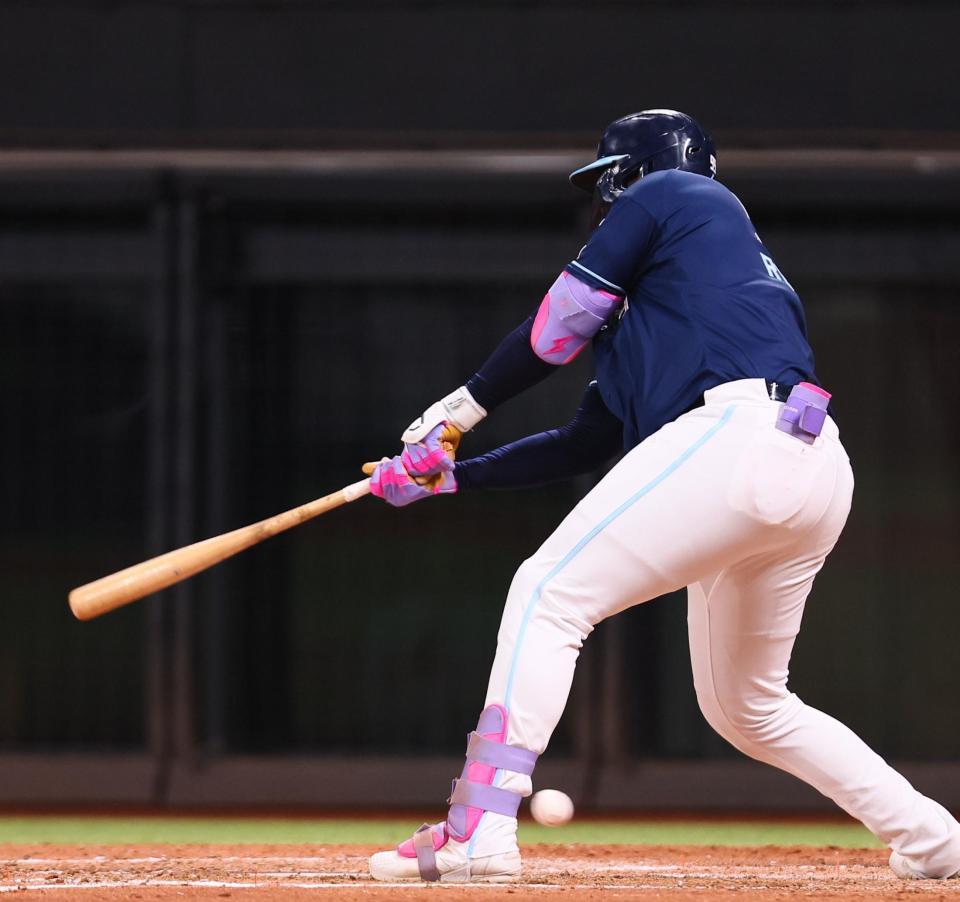 　５回、空振り三振を喫するレイエス（撮影・中島達哉）