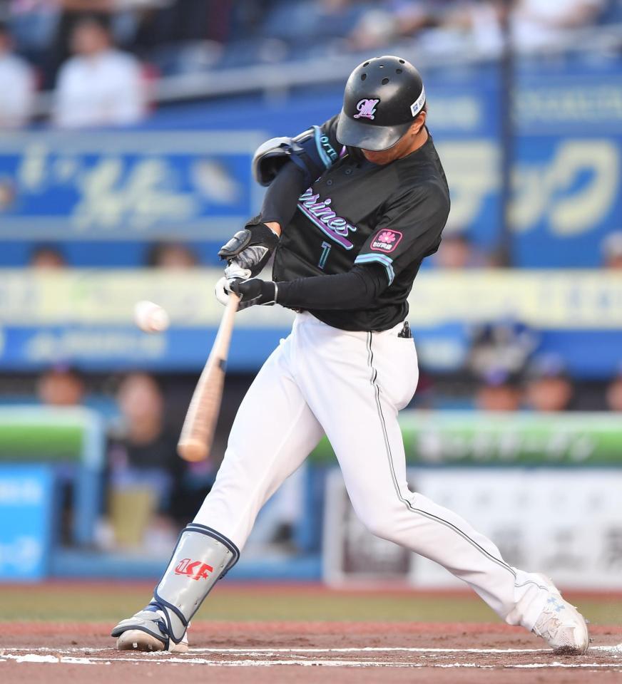 　１回、左前打を放つ藤原（撮影・開出牧）