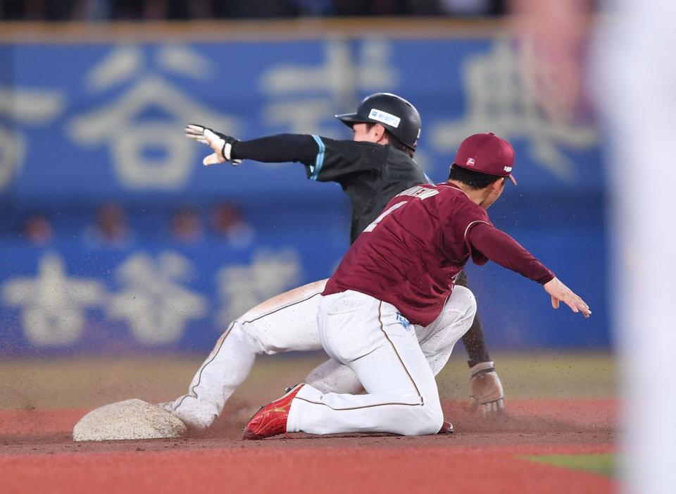 　４回、二盗を試みたがタッチアウトとなる藤原（後方）。遊撃手・宗山（撮影・開出牧）