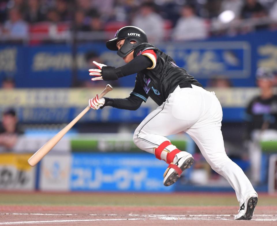 　７回、ショート内野安打を放つ西川（撮影・開出牧）