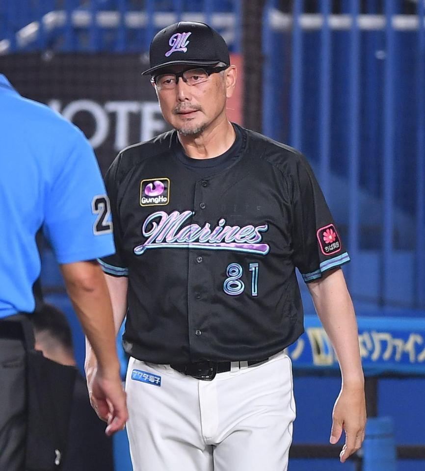 　９回、投手交代を告げる吉井監督（撮影・開出牧）