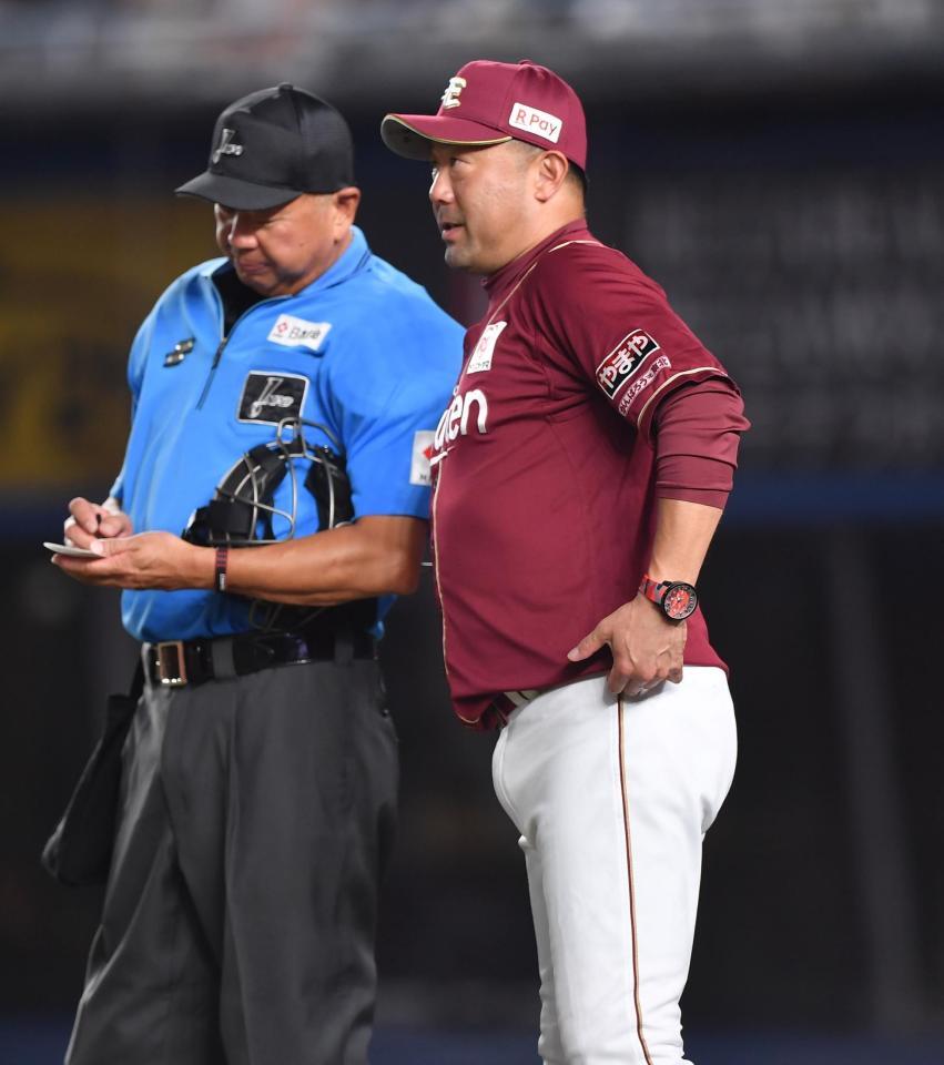 　８回、投手交代を告げる三木監督（撮影・開出牧）