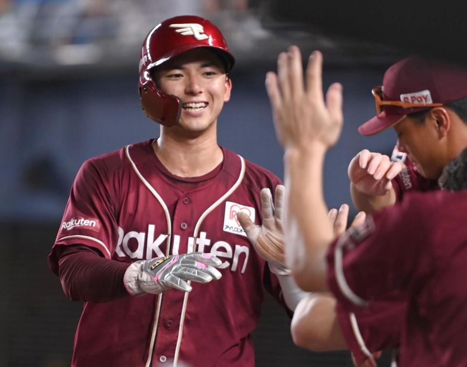 　５回、代打・鈴木大の押し出しの死球で先制のホームを踏みナインとタッチを交わす宗山（撮影・開出牧）