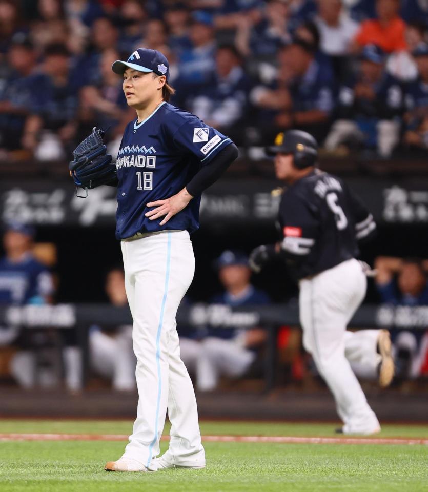 　４回、山川（右）に勝ち越し３ランを浴びる山崎（撮影・中島達哉）