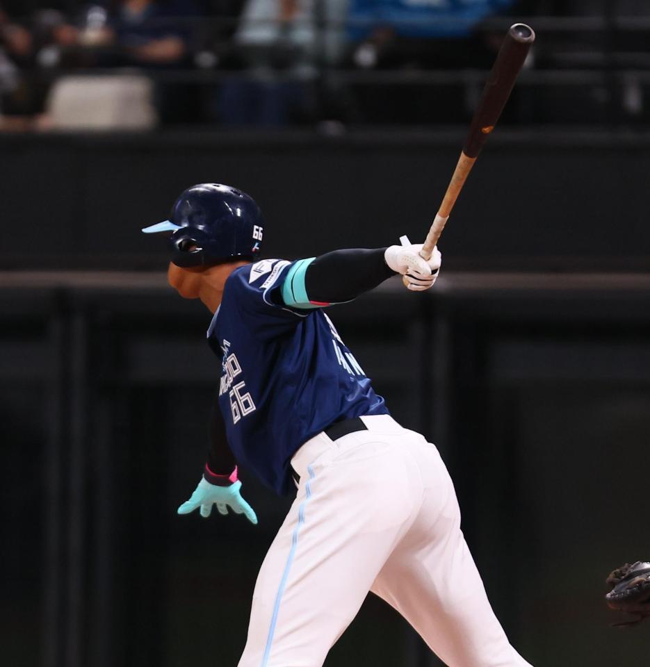 　７回、空振り三振を喫する万波（撮影・中島達哉）