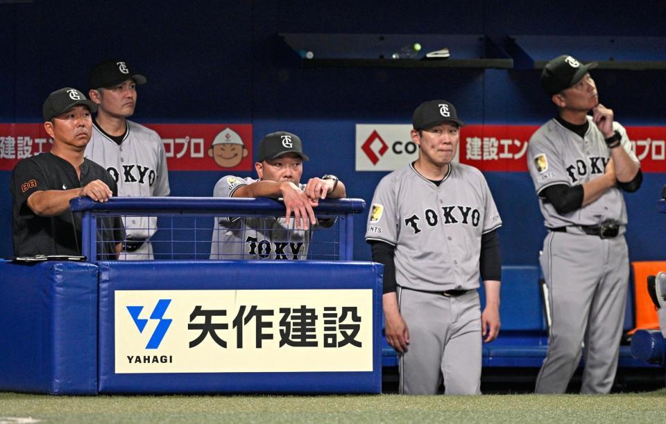 　６回、中日に追加点を許し、さえない表情の阿部監督（中央）ら