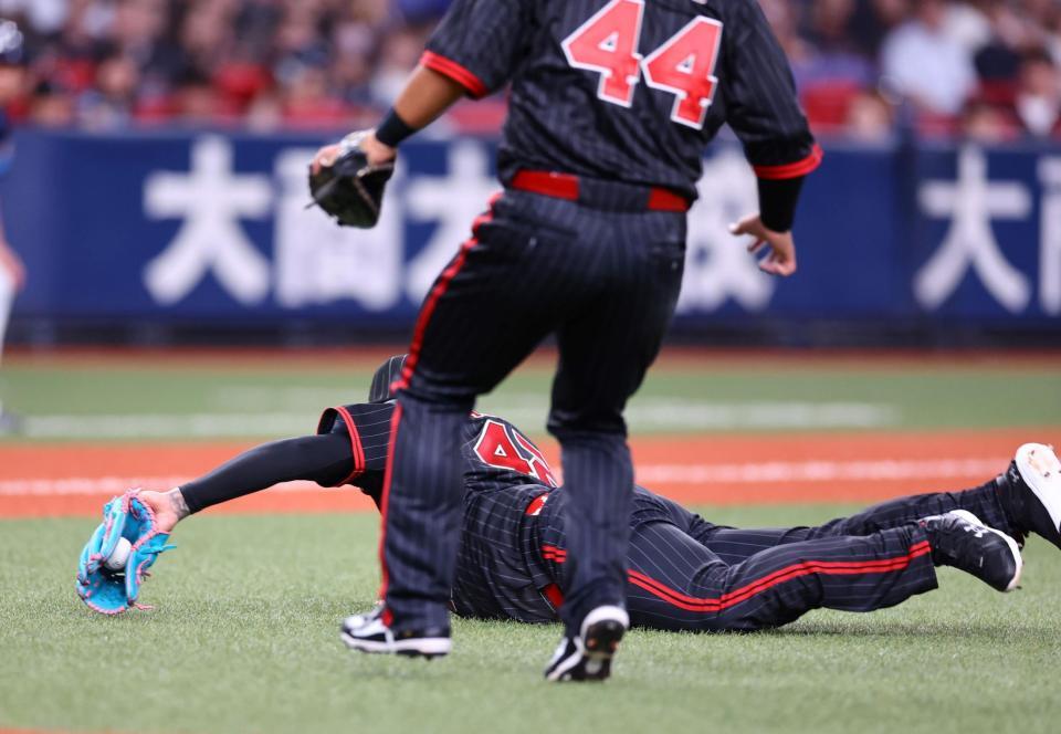 　９回、マチャドは佐野の送りバントの飛球をダイブし好捕する（撮影・山口登）