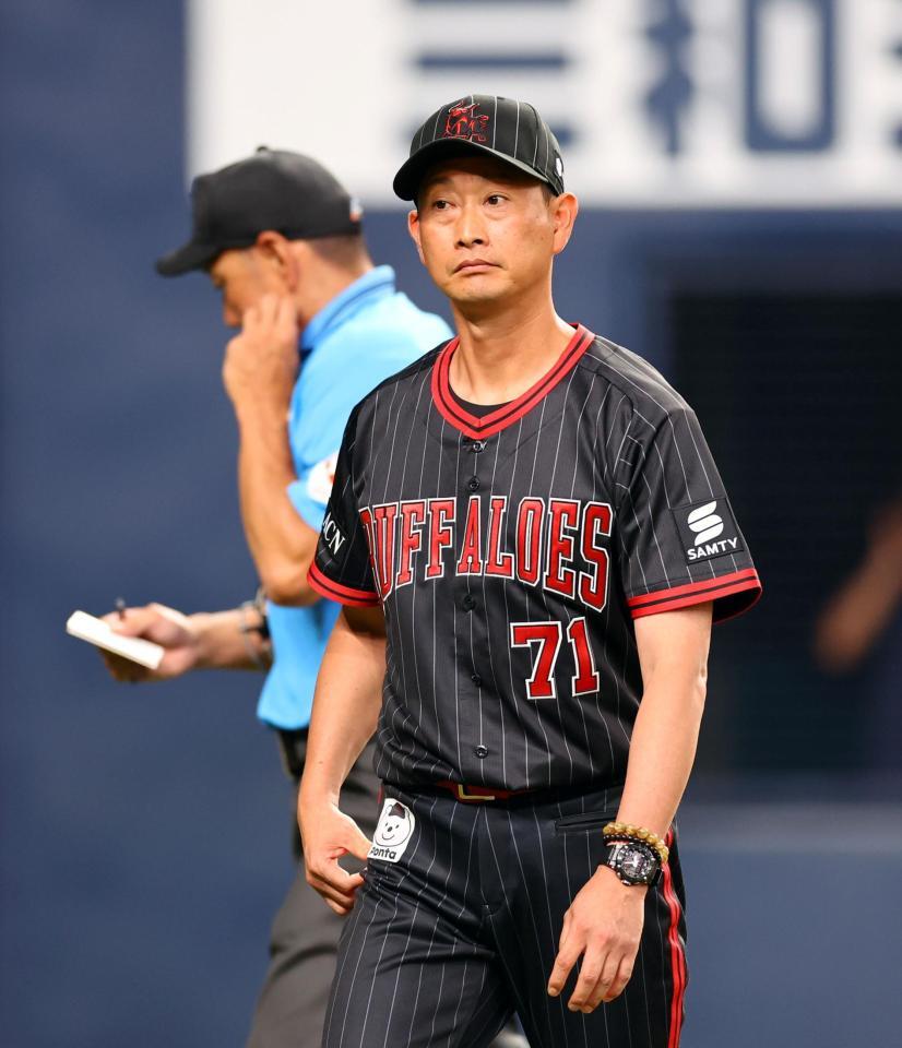 　８回、投手交代を告げる岸田監督（撮影・山口登）