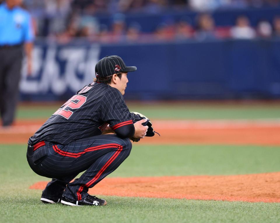 　５回、同点に追いつかれ九里はしゃがみ込む（撮影・山口登）