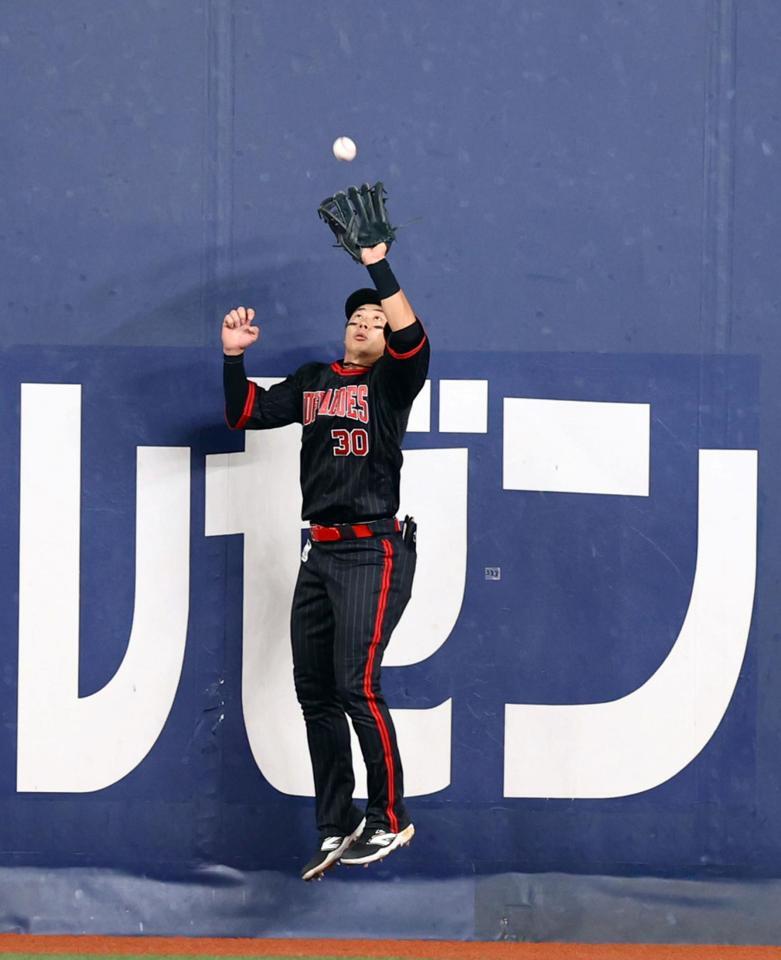 　８回、広岡はネビンの左飛を捕球する（撮影・山口登）