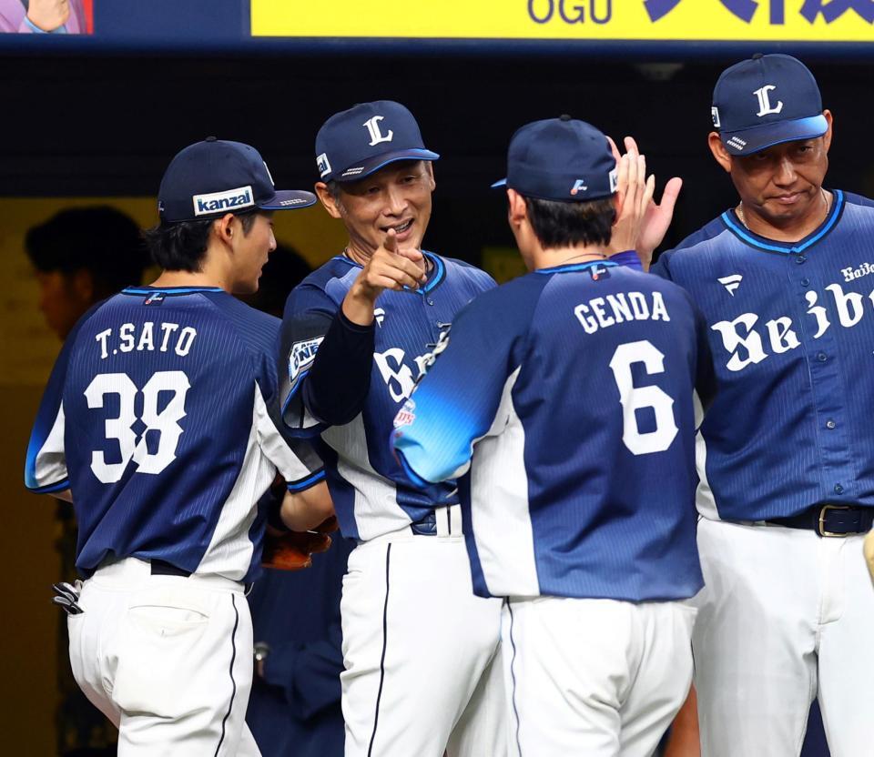 　オリックスに勝利しナインを迎える西口監督（撮影・山口登）