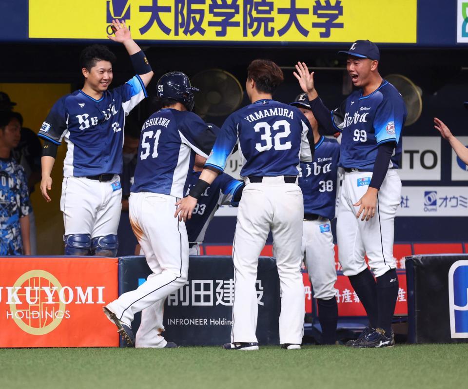 　１０回、勝ち越しに盛り上がる西武ナイン（撮影・山口登）