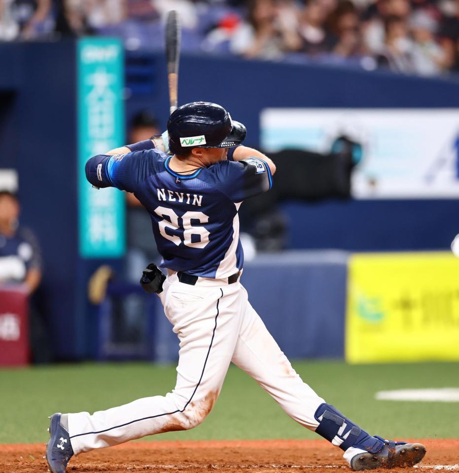 　５回、同点適時三塁内野安打を放つネビン（撮影・山口登）
