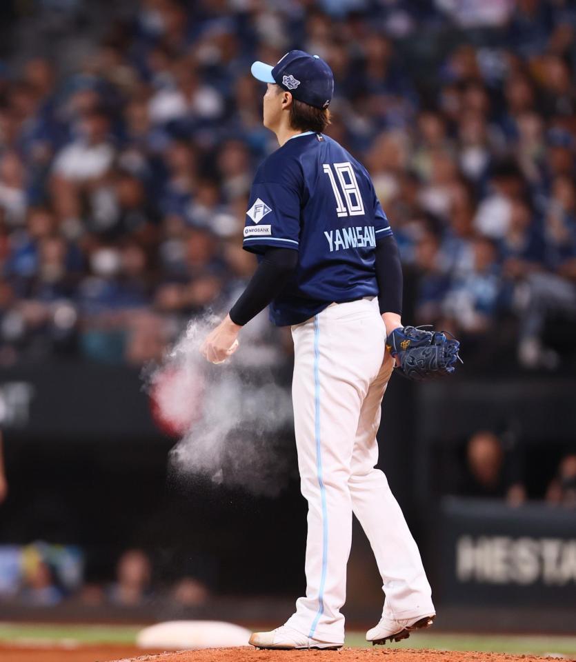 　２回、ロジンを手にする山崎（撮影・中島達哉）