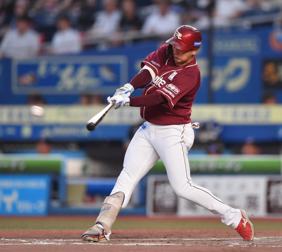 　３回、中前打を放つ中島（撮影・開出牧）