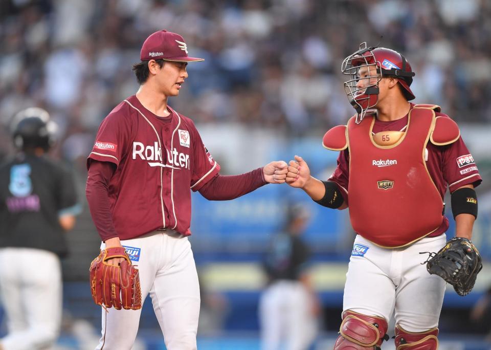 　１回、西川を二ゴロに打ち取り堀内（右）とグータッチを交わす古謝（撮影・開出牧）