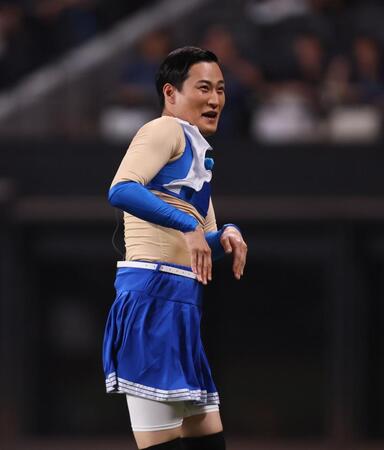 　きつねダンスを踊るきつね・大津広次（撮影・中島達哉）