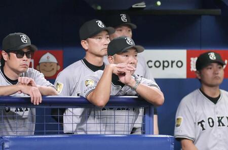 　９回、厳しい表情で試合を見る阿部監督（撮影・今泉慶太）