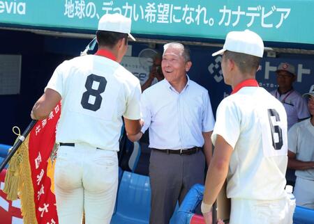 　ナインを祝福する小倉前監督（撮影・金田祐二）