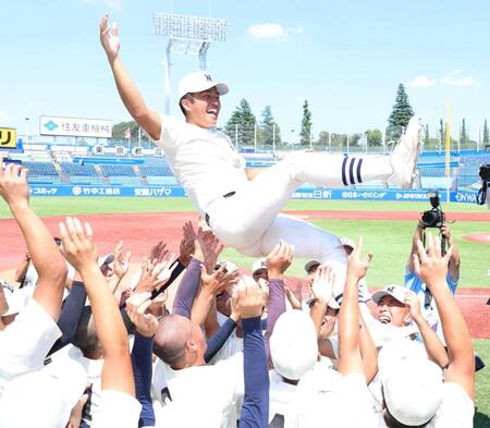 　胴上げされる本間主将（撮影・金田祐二）