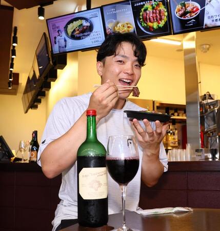 　「ふらの和牛ステーキ　パエリア風」を試食する郡司（撮影・中島達哉）