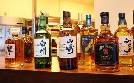 　球場内に新しくグランドオープンする「ＴＨＥ　ＦＩＦＴＹ　ＦＩＦＴＹ　ＣＬＵＢ」で提供するウイスキーの一部（撮影・中島達哉）