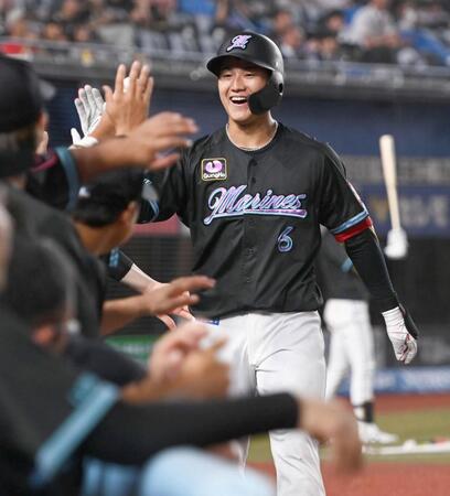 　４回、プロ初本塁打となる左越えソロを放ちナインとタッチを交わす西川（撮影・開出牧）