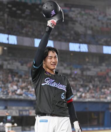 　４回、プロ初本塁打となる左越えソロを放ちライトスタンドの祝福に応える西川（撮影・開出牧）