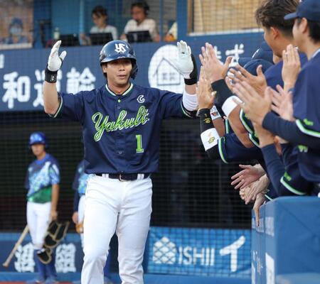 　２回、通算本塁打の球団新記録となるソロを放ち、ナインに祝福される山田（撮影・西岡正）