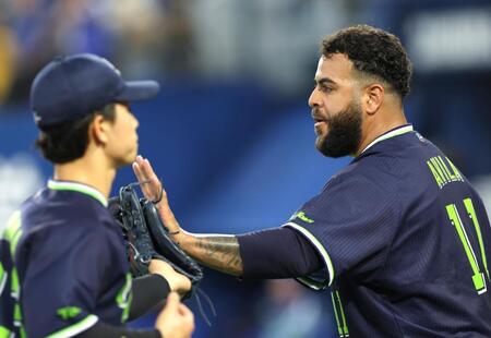 　４回を無失点に抑え、ナインとタッチを交わすアビラ（右）＝撮影・西岡正