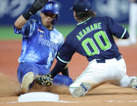 　８回、三森のバントで三塁アウトになる蛯名（撮影・西岡正）