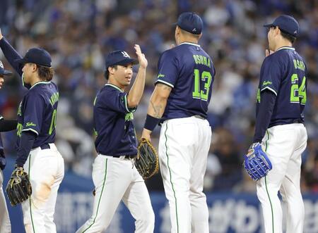 　８連勝でナインとタッチを交わす山田（中央）＝撮影・西岡正