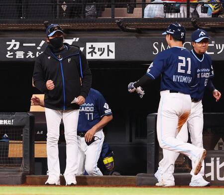 　８回、逆転打を放った清宮幸（２１）を迎える新庄監督（左）＝撮影・中島達哉