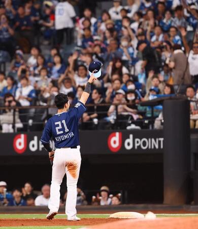 【写真】新庄監督が美しいバンザ~イ これ以上ない喜び清宮逆転打に