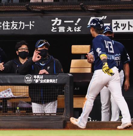 　５回、水谷の勝ち越し打で生還した水野（右から２人目）を迎える新庄監督（中央）＝撮影・中島達哉