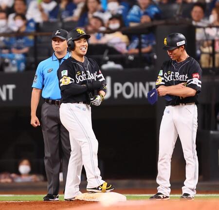 　８回、勝ち越し打を放ち、笑顔を見せる近藤（中央）＝撮影・中島達哉