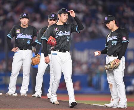 　楽天打線につかまり５回途中で降板した石川柊（中央）＝撮影・開出牧