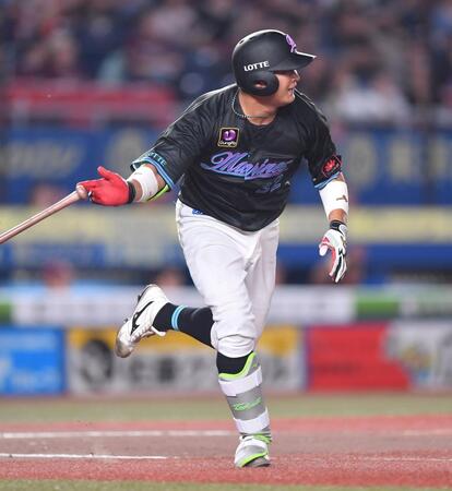 　６回、中越え２点適時二塁打を放つ佐藤（撮影・開出牧）