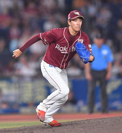 　４回、安田を一ゴロに打ち取りベースカバーに走る岸（撮影・開出牧）