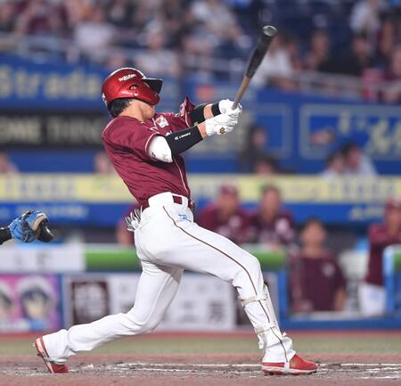 　５回、左犠飛を放つ黒川（撮影・開出牧）