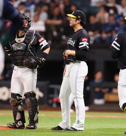 　８回、逆転を許し、肩を落とす藤井（右）＝撮影・中島達哉