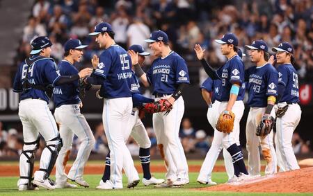 　ソフトバンクに逆転勝ちし、ナインを喜び合う清宮幸（中央）＝撮影・中島達哉