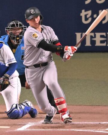 　６回、増田陸が左前に適時打を放つ